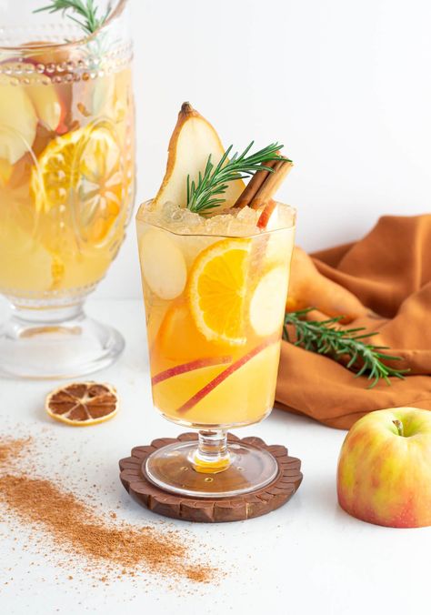 A simple apple cider drink made with non-alcoholic white wine (or alternative), pear and fresh fruit. Apple Cider Non Alcoholic Drinks, Apple Cider Drinks Nonalcoholic, Non Alcoholic Eggnog Recipe, Thanksgiving Apple Cider, Cider Drink Recipes, Pear Drinks, Non Alcoholic Sangria, Apple Cider Drink, Holiday Party Drinks