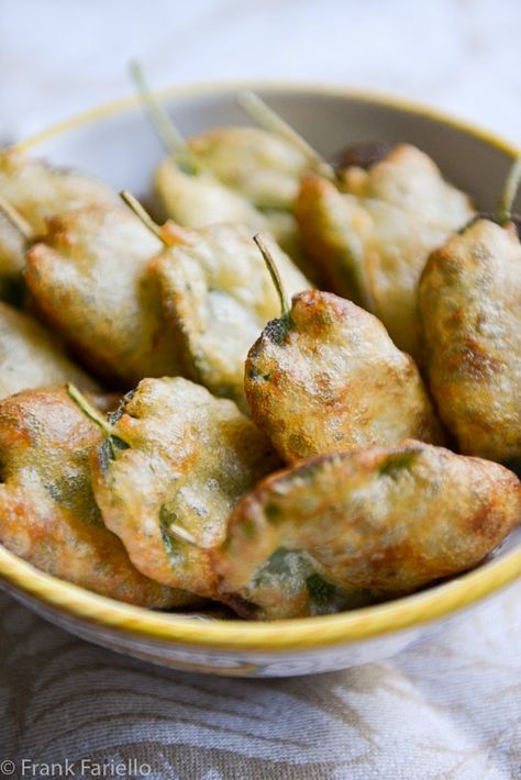 Fried Sage, Anchovy Sauce, Sage Recipes, Winter Vegetables, Sage Leaves, Tempura, Appetizer Snacks, Italian Recipes, Appetizer Recipes