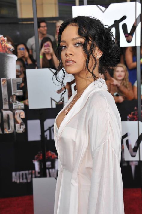 Low Curly Knot from Rihanna Long Hairstyles For Black Women, Updo Prom, Looks Rihanna, Black Wedding Hairstyles, Easy Hairstyles For Medium Hair, Curly Updo, Hair Cute, Wedding Hairstyles Updo, Hairstyles For Black Women