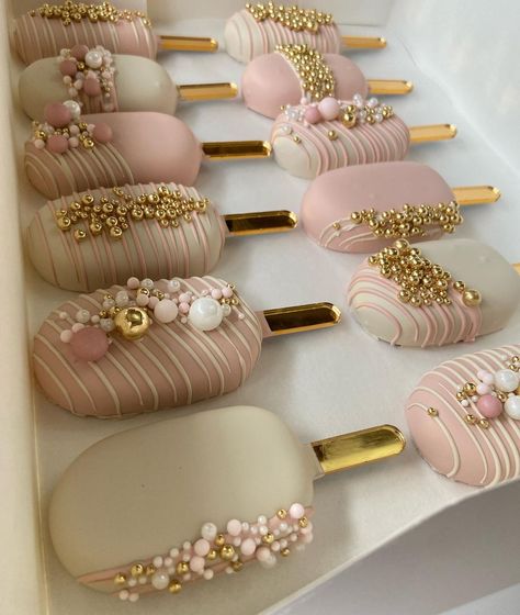 Cake Pops For Quinceanera, Snacks For Bday Party, Pink And Gold Cakesicles, Pink And Gold Desserts, Pink And Gold Treats, Cakepop Ideas Decoration, Wedding Cakesicles Ideas, Wedding Cakepops Ideas, Cake Cycles