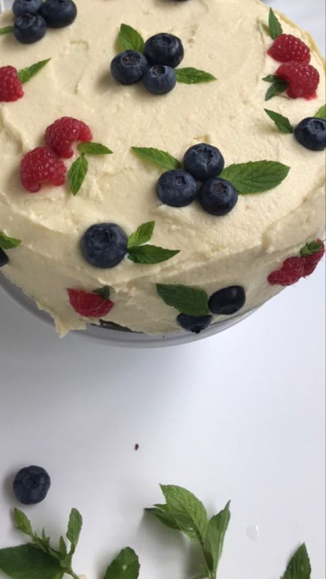 Simple Cake With Fruit, Cute Cakes To Make, Happy Birthday Piping On Cake, Easy Aesthetic Birthday Cake, Homemade Cake Decoration, Cake Decorating Fruit, Aesthetic Cake Easy, Fruit On Top Of Cake, At Home Birthday Cake