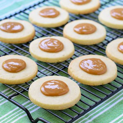 Cuban Sugar Cookies (Torticas de Moron) with Dulce de Leche | Magnolia Days~T~ Love these little gems. The dough is made with a little light rum and some lime zest, Cuban Recipes Authentic Desserts, Cuban Desserts Authentic, Cuban Christmas, Cuban Desserts, Cuban Dishes, Coconut Dessert, Cuban Cuisine, Bundt Cake Recipe, Cuban Food