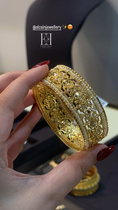 Dubai Gold Bangles, Dubai Gold Jewelry, Gold Necklace Wedding, Unique Gold Jewelry Designs, Gold Jewellry, Modern Gold Jewelry, Gold Jewelry Simple Necklace, Expensive Jewelry Luxury, Fancy Jewellery Designs