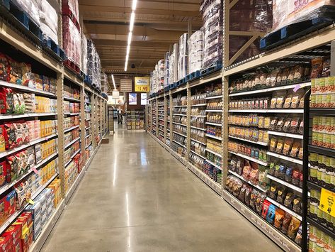 Inside the store: Wegmans' new location in Tysons, Virginia | Grocery Dive Inside A Grocery Store, Grocery Planning, Fast Casual Restaurant, Company Work, Online Grocery Shopping, Wine Display, Ecommerce Site, Grocery Online, Buying Groceries