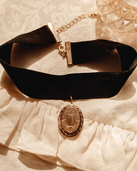 Victorian Accessories Aesthetic, Velvet Choker Aesthetic, Chocker Neckless Aesthetic, Collar Aesthetic Choker, Velvet Ribbon Necklace, Whimsigothic Accessories, Black Choker Aesthetic, Choker With Pendant, Black Velvet Choker Necklace