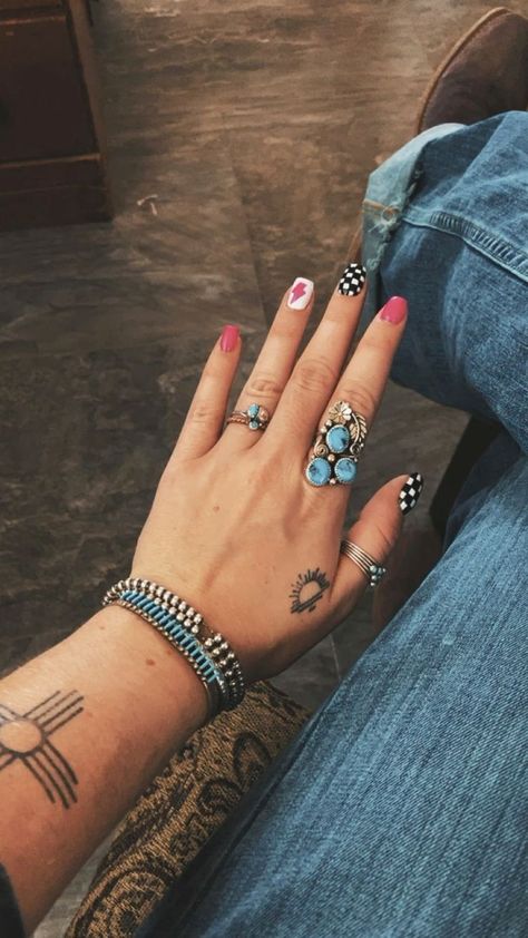 Cute Nails Gel Coffin, Simple Punchy Western Nails, Nails Western Rodeo, Red Punchy Nails, Pink Punchy Nails, Pink Western Nail Ideas, Western Inspo Nails, Nfr Nails Ideas, Western Fall Nail Ideas