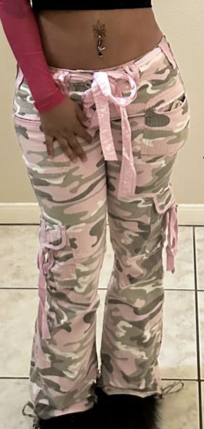 Pink Camo Outfit, Pink Camo Pants Outfit, Camo And Pink Outfit, Baggy Camo Pants, Camo Outfit, Camo And Pink, Shoes Outfit Fashion, 2000s Fashion Outfits, Y2k Outfits