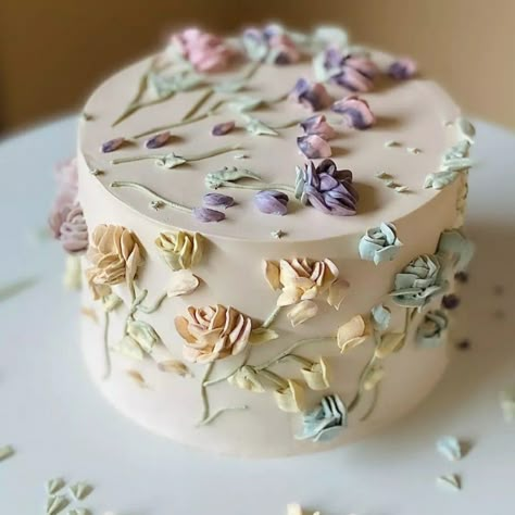 Minimalist Flower Cake, Vintage Floral Cake, Buttercream Flower Cake, Beautiful Cake Designs, Simple Cake Designs, Simple Cake, Cake Decorating Designs, New Cake, Painted Cakes