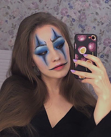 Blue And White Clown Makeup, Cute Blue Halloween Costumes, Dark Blue Halloween Costume, Blue Clown Makeup Halloween, Blue Halloween Makeup Ideas, Blue Makeup Halloween, Blue Skull Makeup, Blue Hair Characters Halloween, Cookie Monster Makeup