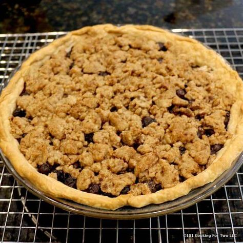 This simple blueberry crumb pie will move pie from an occasional treat to an everyday family desert. The crispy crumble topping combines with the sweet and juicy berry pie filling for a great treat. Blueberry Crumble Pie With Canned Filling, Blueberry Pie With Crumb Topping, Blueberry Pie Crumble Topping, Blueberry Crumb Pie Recipe, Blueberry Streusel Pie, Blueberry Pie With Canned Filling, Pie Crumble Topping, Blueberry Crumb Pie, Blueberry Treats