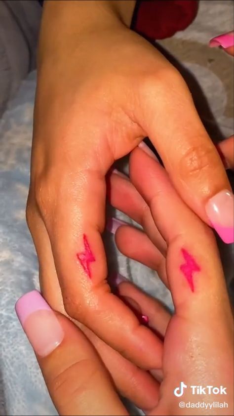 Lightning bolt Finger Tats Best Friend, Finger Tattoos Lightning Bolt, Pink Lightning Tattoo, Cute Preppy Tattoos, Pink Finger Tattoo, Preppy Tattoo Ideas, Lightning Bolt Finger Tattoo, Bestie Finger Tattoos, Best Friend Tattoos Finger