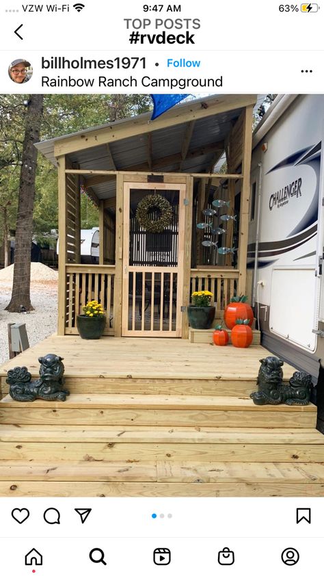 Camper Living Outdoor Space, Travel Trailer Outdoor Living Space, Rv Outdoor Kitchen Ideas, Camper Outdoor Set Up, Camper Outdoor Kitchen, Seasonal Campsite Ideas, Permanent Campsite Ideas, Campground Design, Caravan Porch