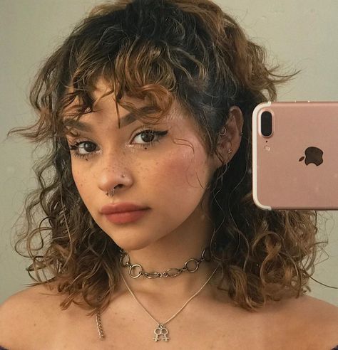 christine🦋 on Instagram: “😙” Woman With Curly Hair, Curly Bangs, Curly Hair Inspiration, Curly Hair With Bangs, Penteado Cabelo Curto, Curly Hair Cuts, Short Curly Hair, Grunge Hair, Aesthetic Hair