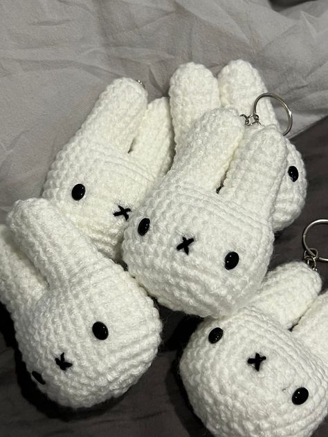 miffy crochet keychain Cutie Things Aesthetic, Crochet Projects Acrylic Yarn, Crochet Bag Friend, Miffy Keychain Crochet, Miffy Crochet Keychain, Crochet Gift Ideas For Friends, Keychain Crochet Ideas, Knit Keychain, Crochet Cute Keychain