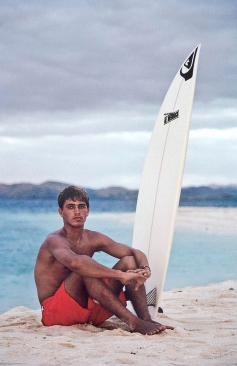 Kelly Slater (1992). Photo by Tom Servais Kelly Slater Surfing, Surf Boys, Hot Surfers, Surfer Guys, Surfer Boys, Surfer Boy, Kelly Slater, Surfer Magazine, Surfer Dude