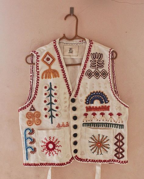 Embroidered Waistcoat, Embroidered Vest, Mode Kimono, Embroidery Designs Fashion, Hand Embroidery Art, Embroidered Clothes, Embroidery Fashion, Hand Embroidery Patterns, Embroidery Inspiration