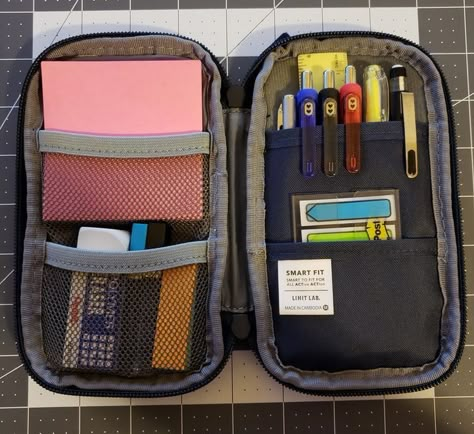 (^_<)~ Organization Pictures, University Bag, Travel Art Kit, Stationery Obsession, School Bag Essentials, Inside My Bag, Study Stationery, In My Bag, What In My Bag