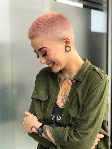 Rose gold hair Rose Gold Buzzcut, Gold Color Hair, Buzz Cut Hairstyles, Crop Hair, Cut Hairstyles, Hair Pixie, Super Short Hair, New Cut, Very Short Hair