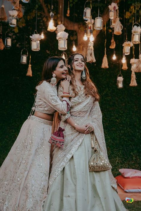 Lehenga Poses With Bestie, Sisters Photoshoot Poses Traditional, Brides Sister Indian Outfit, Bridesmaid Poses, Brides Sister, Bridesmaid Photoshoot, Sisters Photoshoot Poses, Sister Poses, Bridal Photography Poses