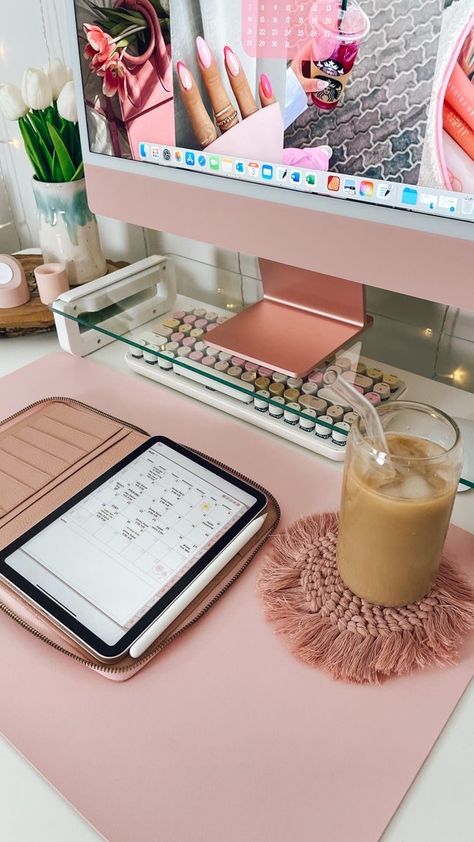 Pink Work Aesthetic, Put Together Aesthetic, Pink Office Aesthetic, Office Decor Ideas For Work Workspaces, Imac Desk, Work From Home Aesthetic, Pink Desk Accessories, Study Desk Decor, Work Office Decor