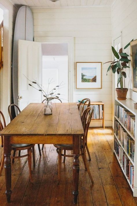 Decor Studio, Farmhouse Dining Room, Cool Ideas, Farmhouse Dining, A Living Room, Scandinavian Home, Wainscoting, Book Shelf, Wooden Table