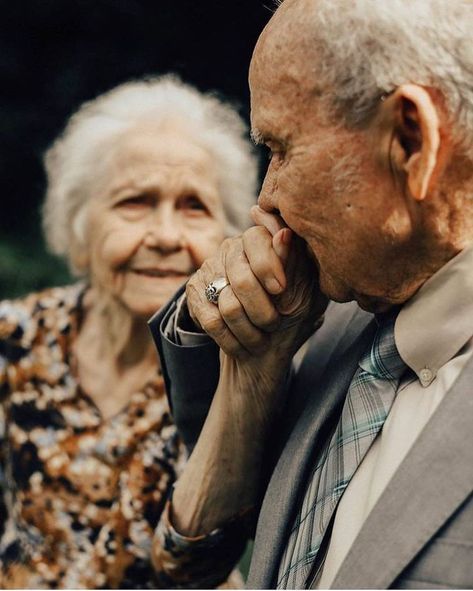 Old Couple Photography, Older Couple Poses, Older Couple Photography, Grandparent Photo, Elderly Couples, Couples Quotes Love, Old Couples, Girls Girl, Photo Poses For Couples