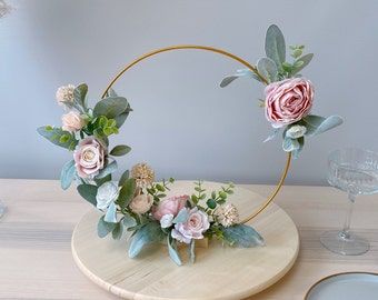 Floral Hoop Centerpiecewedding Decorationstable - Etsy Portugal Hoop Centerpiece, Unique Bouquet, Centerpiece Table, Floral Hoops, Bridal Brunch, Beautiful Flower Arrangements, Wedding Table Centerpieces, Silk Flower, Diy Wedding Decorations