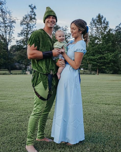 3 Family Halloween Costumes, Peter Pan Kostüm, Peter Pan Halloween Costumes, Matching Family Halloween Costumes, Sadie Robertson Huff, Disney Family Costumes, Family Themed Halloween Costumes, Peter Pan Wendy, First Halloween Costumes