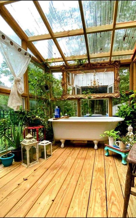 Greenhouse Bathroom, Baie Vintage, Casa Hobbit, Home Backyard, Outdoor Bathtub, Outdoor Bathroom Design, Outdoor Bathroom, Backyard Oasis Ideas, Hippie Homes