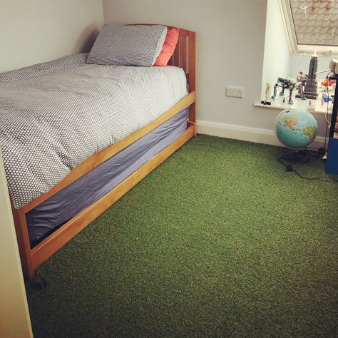 Bring the pitch to your bedroom! Create a FUN floor for your kids bedroom or playroom with our premium artificial grass. This fantastic pic was sent in to us this morning - we love it! Fake Grass In Bedroom, Fake Grass Bedroom, Grass Floor Bedroom, Grass Bedroom, Carpet In Bedrooms, Grass Floor, Trip Hacks, Outdoor Tile, Pinterest Room