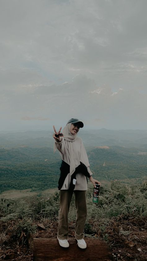 Style Foto, Woman Hiking, Summer Hiking Outfit, Hiking Outfit, Hijab Outfit, Bradley Mountain, Mountain Backpack, Women Fashion, Hiking