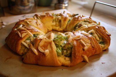 Pampered Chef Chicken & Broccoli Ring {Recipe} - The Chic Life Chicken Broccoli Ring, Broccoli Braid, Chicken Croissant, Chicken Ring, Pampered Chef Stoneware, Croissant Ring, Pampered Chef Party, Broccoli Chicken, Pampered Chef Recipes