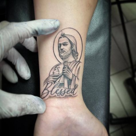 San Judas Tattoo On Wrist San Judas Hand Tattoo, Tatoos Men Small Arm, San Judas Tattoo Women, San Judas Tadeo Tattoo For Women, Small San Judas Tattoo, San Judas Tattoo Design, St Jude Tattoo, Bea Tattoo, St. Jude Tattoo