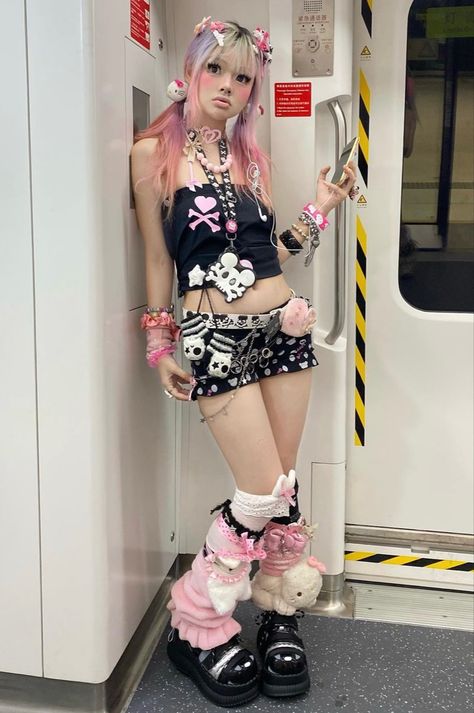 Harajuku Fashion Kawaii Street Styles, Harajuku Black Fashion, Hara Juku Fashion, Alt J Fashion, Gyaru Kei Fashion, Pink Aesthetic Fits, Harakuju Outfit, Dark Harajuku Fashion, Soft Angel Aesthetic Outfits