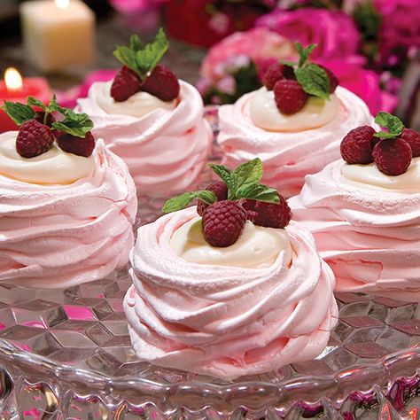 These meringues look fancy but are very easy to make. Elegant Small Desserts, Cake Pavlova, Pavlova Recipes, Meringue Recipes, Bbq Dessert, Cookies Shortbread, Patisserie Fine, Meringue Desserts, Mini Pavlova