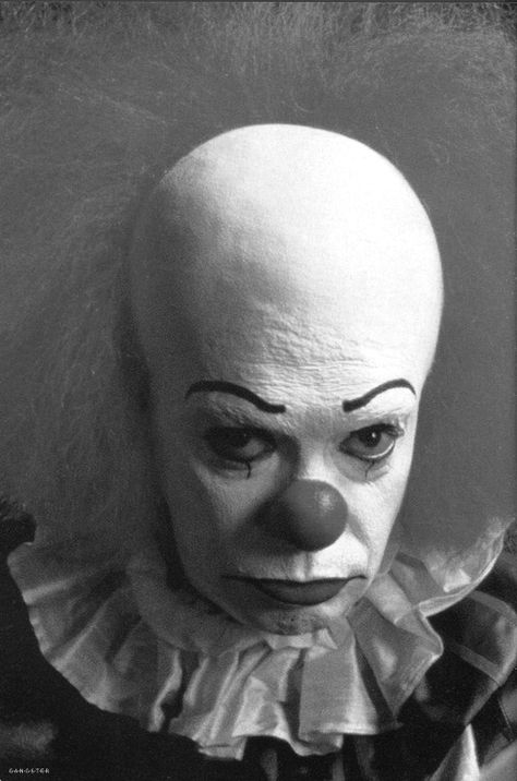 Pennywise- So let me just explain this I am in loooove with Tim Curry but I am terrified of clowns.. Soo eep just eep Rock Balboa, Pennywise The Clown, Tim Curry, Pennywise The Dancing Clown, Send In The Clowns, Evil Clowns, Scary Clowns, Creepy Clown, Horror Icons