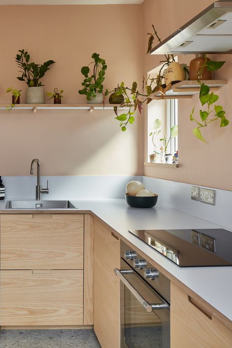 Beautiful Plykea ash veneered plywood kitchen fronts in this London home, to customise an IKEA kitchen. Topped with a Formica Glacier worktop and matching upstand. Formica Glacier shelves add the finishing touch 🖤 All for IKEA Metod or Sektion cabinets. 📷️ @snookphotograph #plywoodkitchen #plywood #ikeahack #kitchenideas #kitchentrends Osb Kitchen, Ash Kitchen Cabinets, Kitchen Birch, Warm Inviting Kitchen, Ash Kitchen, Ply Kitchen, Sektion Cabinets, Melamine Kitchen, Ikea Kitchens