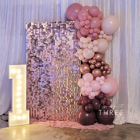 Rose Gold Balloon Backdrop, Dusty Rose Birthday Party, Dusty Pink Quince, Pink And White Sweet 16 Ideas, Sweet 16 Rose Gold Theme, Rose Gold Themed Birthday Party Ideas, Rose Gold Sweet 16 Party Ideas, Rose Gold Shimmer Wall, Sweet 16 Backdrop Ideas