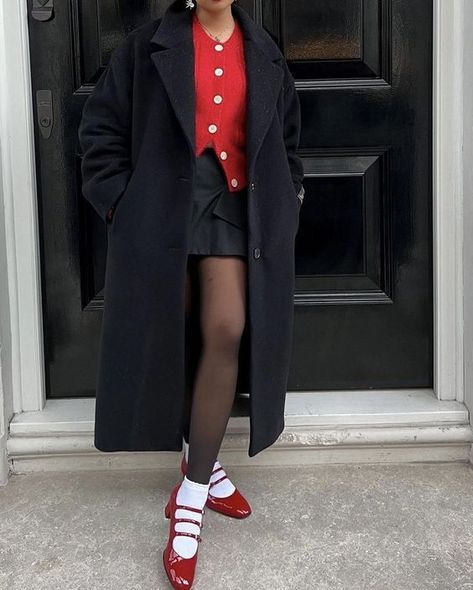 Mary Jane Outfit, Mary Janes Outfit, Red Shoes Outfit, Mary Jane Shoes Outfit, Red Mary Jane Shoes, Carel Paris, Winter Skirt Outfit, Outfit Red, Autumn Fits