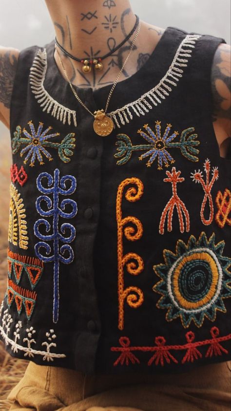 Embroidered Vest Outfits, Gilet Boho, Vest Embroidery, Ropa Upcycling, Clothes Embroidery, Embroidery Clothing, Embroidered Fashion, Embroidered Vest, Mode Kimono