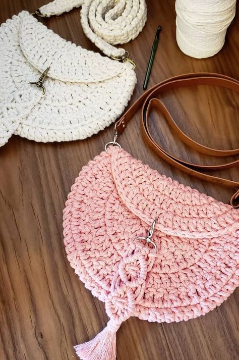 30 Adorable Design Ideas For Crocheted Hand Bags New 2019 - Page 14 of 30 - clear crochet Round Crochet Purse Free Pattern, Free Crochet Purse Patterns 2022, Handbag Crochet, Crochet Circle Bag Pattern, Ideas En Crochet, Crochet Handbags Free Patterns, Round Purse Crochet Pattern, Crochet Bag With Round Handle, Modern Haken