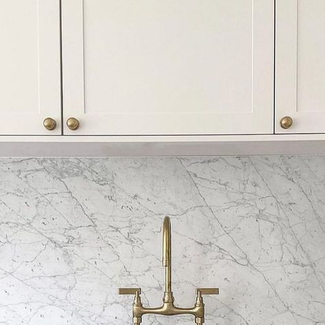 studio-ore on Instagram: "A project by @batandco A classic look of brass on Carrara marble. 38- Deck Mounted Bridge Mixer in our unlacquered Brushed Brass finish. #kitchenfacuet #kitchentap #brasskitchentap  #studioore #kitchendesign #classickitchen" Studio Ore, Carrera Marble Kitchen, Brass Kitchen Tap, Carrera Marble, Classic Kitchens, Kitchen Marble, Kitchen Taps, Carrara Marble, Brushed Brass