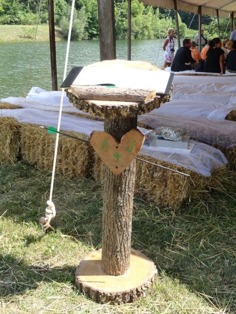 Country Theme Wedding Centerpieces, Rustic Hunting Wedding Ideas, Hunting Wedding Ideas, Hunting Themed Wedding, Camo Wedding Ideas, Camo Wedding Decorations, Hunting Wedding Theme, Diy Hunting, Wedding Stand