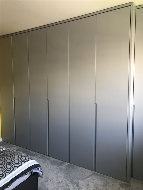 Wardrobes handless for bedroom Full Height Wardrobe Design, Modern Bedroom Wardrobe Ideas Grey, Long Handle Wardrobe, Light Grey Wardrobe Bedroom, Grey Sliding Wardrobe Bedroom, Wardrobe Door Designs, Fitted Wardrobes, Bedroom Wardrobe, Modern Wardrobe