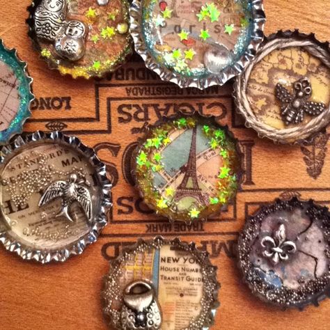 Corcholatas Ideas, Diy Bottle Cap Crafts, Bottle Top Crafts, Bottle Cap Projects, Vintage Maps Art, Bottle Cap Jewelry, Art Bottle, Jewels Diy, Cap Art