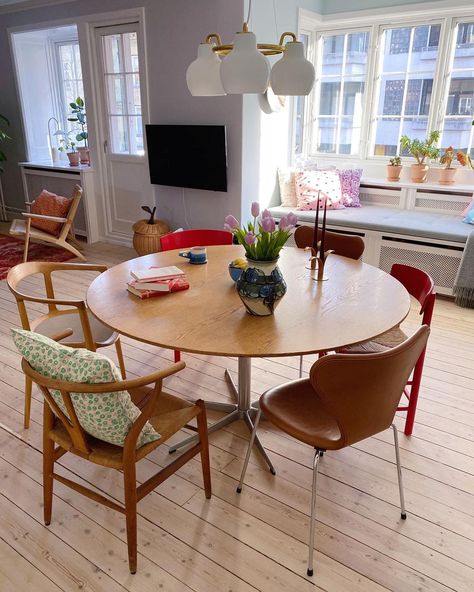 Sofie Amalie Rolandsen on Instagram: “Sikke et solskin 🤩🤩🤩” Cute Flooring, Mismatched Dining Room, Seattle Apartment, Mismatched Dining Chairs, Mismatched Chairs, Eclectic Dining Room, Circular Table, Small Dining, Cozy Apartment