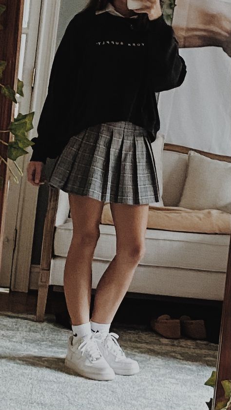 Plaid Skirt Aesthetic, Outfits With Plaid Skirts, Tennis Skirt Outfits, Skirt Outfits Aesthetic, Dark Skirts, Plaid Skirt Outfit, Dark Academia Outfit, Academia Outfits, Dark Academia Fashion