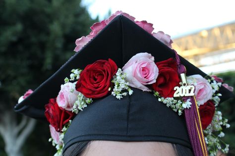 Graduation cap flower crown Extra Graduation Cap, Graduation Cap Designs Latina, Flower Crown Graduation, Flowers On Graduation Cap, Graduation Cap Flower Crown, Flower Crown Graduation Cap, Latina Graduation, Graduation Cap Flowers, Crown Graduation Cap