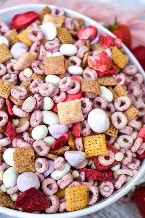 tiktok strawberry trail mix in a large white bowl Pink Trail Mix Party Ideas, Ww Trail Mix Recipes, Snack Sweet Ideas, Cheerio Mix Snacks Ideas, Baby Chex Mix Strawberry, Baby Trail Mix Strawberry, Trail Mix Balls, No Bake Christmas Snack Mix Recipes, School Trail Mix Ideas