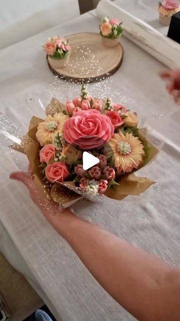 Blanca Alonso on Instagram: "💐How beautiful is this cupcake arrangement by the lovely @cupcakes_by_sally 🧁" Small Cupcake Bouquet, How To Make A Cupcake Bouquet Tutorials, Thanksgiving Cupcake Bouquet, Bouquet Cupcakes Ideas, How To Make Cupcake Bouquets, Cupcakes Bouquet Ideas, Cupcake Bouquet Ideas, Flower Cupcakes Bouquet, Cupcake Bouquet Centerpiece